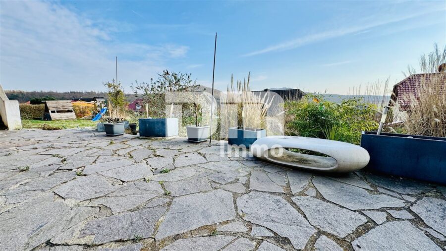 Teilsaniertes Ein - Zweifamilienhaus + Nutzflächen mit Anbau in Traumlage mit Panoramablick - WE2 Terrasse